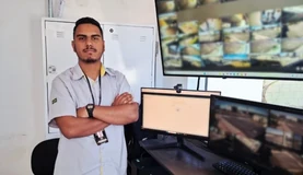 Porteiro uniformizado da Conservadora Legionários executando o serviço de portaria e controle de acesso em guarita de condomínio ou empresa em Belo Horizonte.