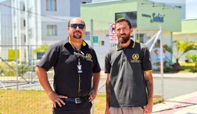Vigilante profissional da Conservadora Legionários em posição de monitoramento e controle de acesso, reforçando o serviço de segurança patrimonial em Belo Horizonte (BH).