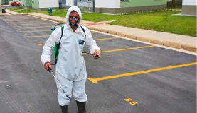 Técnico uniformizado da Conservadora Legionários executando serviço de dedetização e controle de pragas em área interna de empresa ou condomínio em Belo Horizonte (BH).