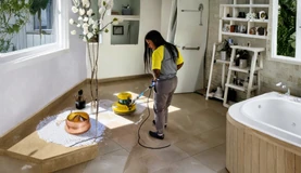 Profissional uniformizada da Conservadora Legionários executando serviço de limpeza em hall de entrada de prédio comercial ou condomínio em Belo Horizonte (BH).