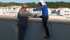 Zeladores uniformizados da Conservadora Legionários inspecionando áreas comuns e realizando serviço de manutenção predial em condomínio em Belo Horizonte (BH).