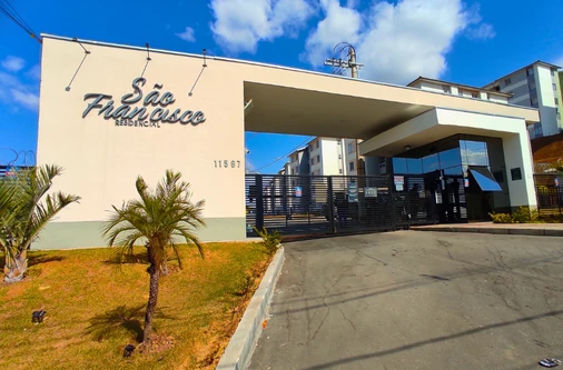 Fachada tradicional do Residencial São Francisco em Belo Horizonte, cliente da Conservadora Legionários para facilities e segurança em condomínios de referência.