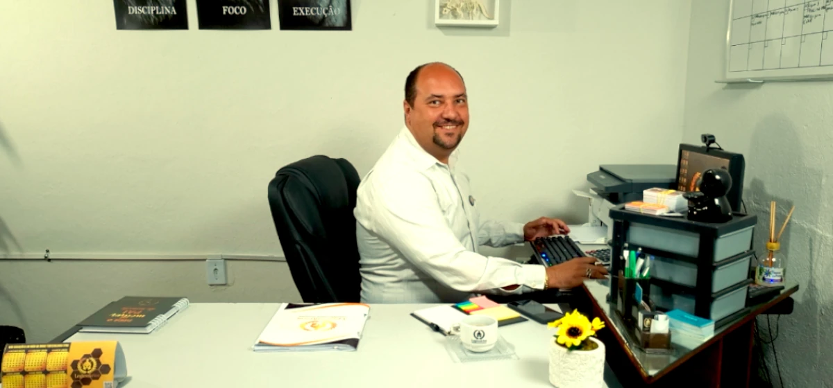 Diretor Walisson, líder e fundador da Conservadora Legionários, na sala de diretoria, representando a gestão estratégica da empresa em Belo Horizonte (BH).