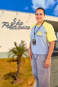 Faxineira da Conservadora Legionários executando serviço de limpeza e higienização em portaria de condomínio ou empresa, demonstrando a atuação em BH e Região.